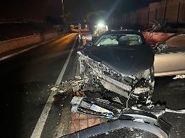 Colpo di sonno, auto contro un pilone sulla via Appia: un morto. Le foto