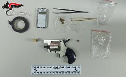 Nascondeva pistola e munizioni in camera da letto, arrestato 