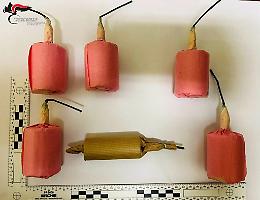 Sequestrate decine di bombe carta