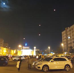 Il cielo della Salinella illuminato da centinaia di lanterne. Le foto