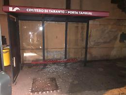 Teppisti in azione nella notte, distrutta una fermata dei bus