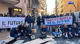 Le aziende dell'indotto consegnano le chiavi al prefetto. Il video