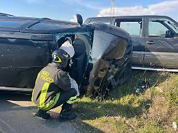 Incidente sulla Taranto-San Giorgio Jonico, tre auto coinvolte: salvi due bimbi di 4 e 6 anni. Le foto