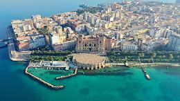"Un porticciolo turistico sotto la scarpata del Lungomare"