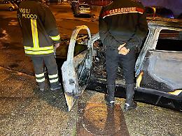 Rogo nella notte, distrutte tre auto in viale Unicef