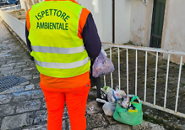 Rifiuti per la strada: azienda rischia la denuncia e un cittadino la multa