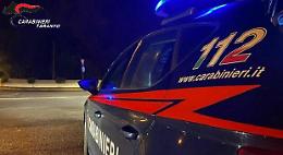 Segue una donna fuori dal supermercato e le scippa la borsa, 16enne incastrato dalle telecamere