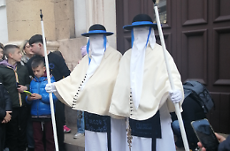 Esce la "prima posta", si aprono i Riti