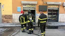 Incendio in un negozio di articoli per la casa, al lavoro i Vigili del fuoco