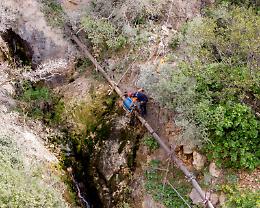 Sospesi nella gravina per riparare la condotta: ecco le immagini mozzafiato. Il video