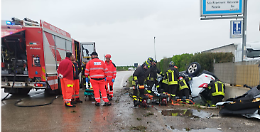 Altra strage sulla Statale 100,  auto contro un tir. Una famiglia distrutta. Le foto