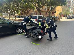 Moto contro tre auto, un giovane trasportato in ospedale in codice rosso