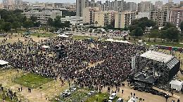 Folla alle Mura Greche. "Un concerto antifascista"
