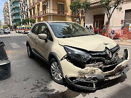 Auto contro un'ambulanza che trasportava un paziente in ospedale. Il video