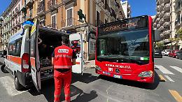 Auto sfreccia a folle velocità: brusca frenata di un autobus 