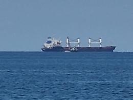 Riappare in rada a Bari la "nave fantasma" con grano turco alla rinfusa
