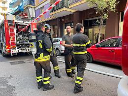 Ancora un incendio a Taranto, paura in via Campania. Le foto
