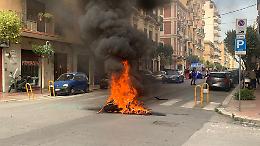 Rocambolesco incidente in centro: auto contro moto che prende fuoco. Foto e video