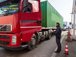 Migranti nascosti tra i semiasse dei tir, i controlli della Guardia di Finanza