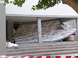 Crolla la controsoffittatura dell’androne esterno del Palazzo di Città di Pulsano