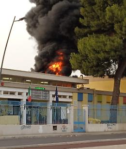 Paura al rione Tamburi: incendio alla scuola Vico. I video e le foto.