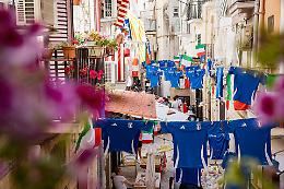 Bari Vecchia si tinge d’azzurro. La via delle orecchiette tifa per la Nazionale italiana. Le foto