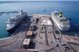 Due navi da crociera, insieme, al Porto di Taranto. Le foto