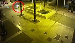 Guerra tra clan a Bari, due arresti per una sparatoria tra la folla. Il video shock
