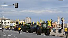 Agricoltura in ginocchio, centinaia di trattori invadono Bari