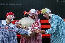 Clown alla ricerca della felicità nel cortile del TaTà
