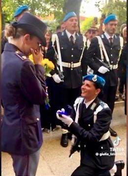 Fidanzamento in divisa per Giulia Latorre e la sua compagna