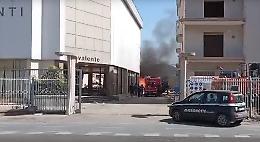 Incendio nell'area dell'ex Mobilificio Valente a Bisceglie, una persona intossicata