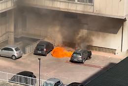 Auto in fiamme in viale Virgilio. Foto e video 