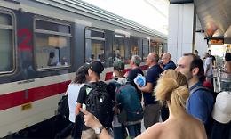 Senz'acqua, bloccati sotto il sole: l'odissea dei turisti alla Stazione di Taranto. Le foto