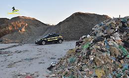 Avevano realizzato una discarica abusiva, il blitz della Guardia di Finanza. Le foto