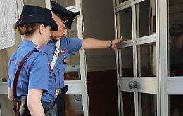 Danneggia un portone e due auto dei Carabinieri