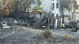 Vasto incendio nell'area degli ex Cantieri navali. Le foto
