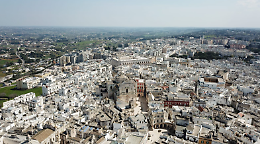 Beccato il ladro in accappatoio, aveva messo a segno almeno 4 colpi nel centro storico