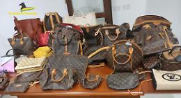 Ben 25mila borse, scarpe e sciarpe rigorosamente false sequestrate dalla Finanza 