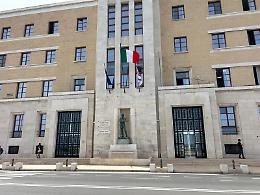 Fondi regionali e indagini per corruzione, centrodestra all’attacco: “Sistema costruito sul consenso, ora basta”