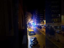 Auto in fiamme nella notte in via Dante a Taranto. Il video