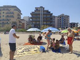 Distribuiti 300 posacenere portatili sulla spiaggia di San Girolamo a Bari