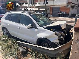 Auto contro un muretto, un uomo in prognosi riservata