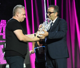 Tiberio Cosmin trionfa al Festival del cabaret 