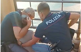 Si lancia nel vuoto, un poliziotto rischia di precipitare con lei. Un secondo agente li salva