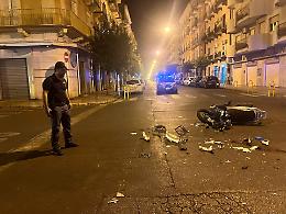 Moto contro auto nel cuore della notte, il centauro in prognosi riservata. Le foto