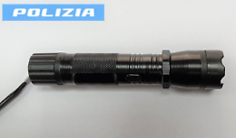 Aggredisce ragazzo con un taser, denunciato 21enne