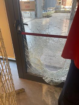 I ladri colpiscono anche in biblioteca. Le foto