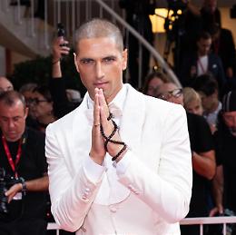 Il top model Fabio Mancini sul red carpet alla Biennale di Venezia