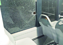 Sassi contro un bus, vetro sfondato. Le foto